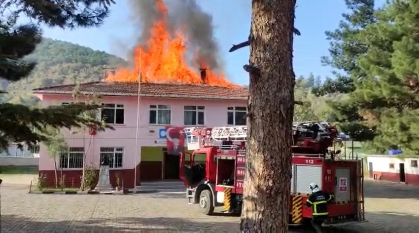 Öğrenciler dersteyken yangına yakalandı