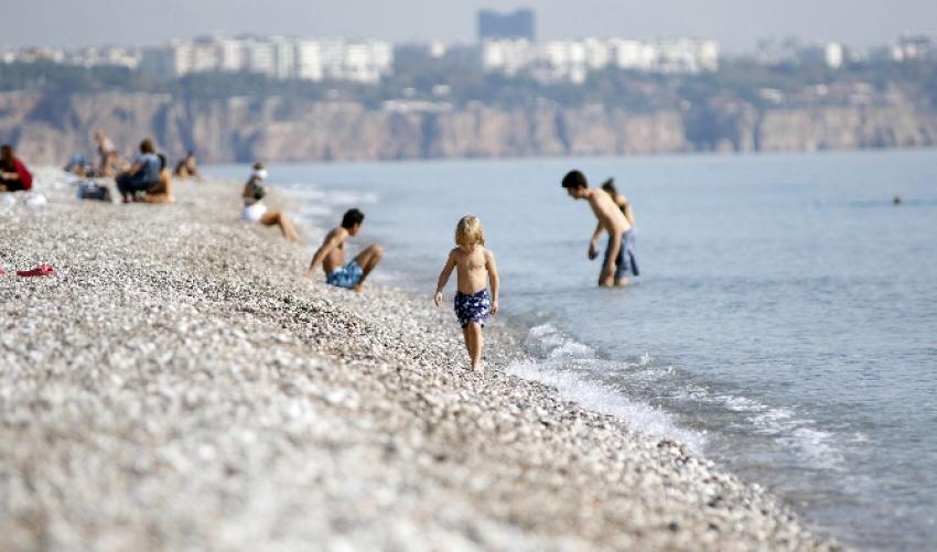 Türkiye kar bekliyor, Antalya denize giriyor