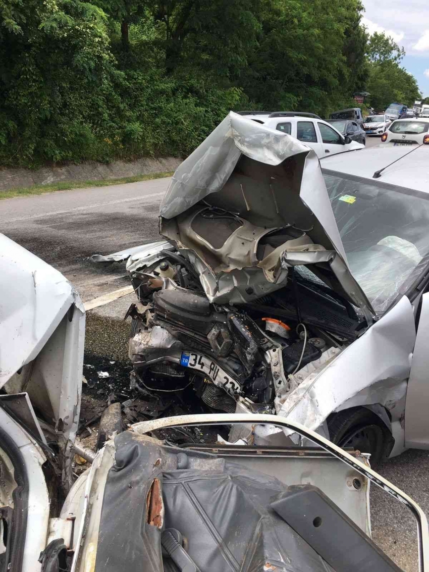 3 otomobil çarpıştı, sıkışan yaralıları itfaiye ekipleri çıkardı