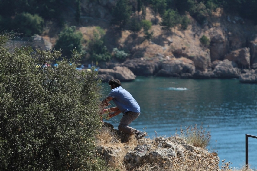 Antalya’da falezlerde hayatı pahasına hayat kurtaran müdahale