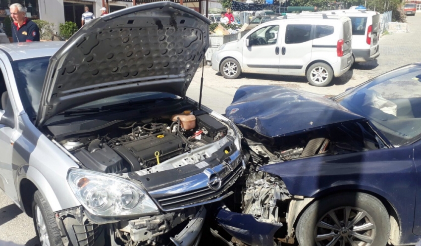 İki otomobil kafa kafaya çarpıştı: 3 yaralı