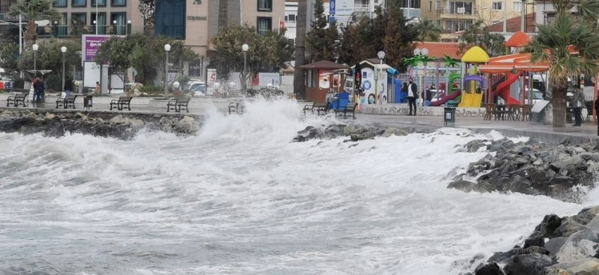 Kuşadası’nda fırtına etkili oldu