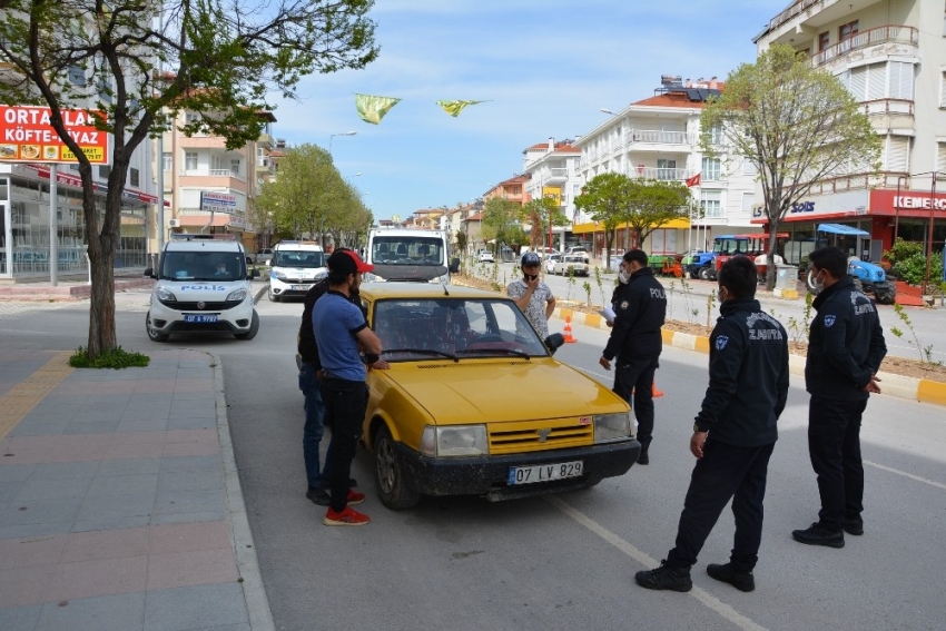 Kısıtlamaya rağmen dışarı çıktılar, cezayı yediler