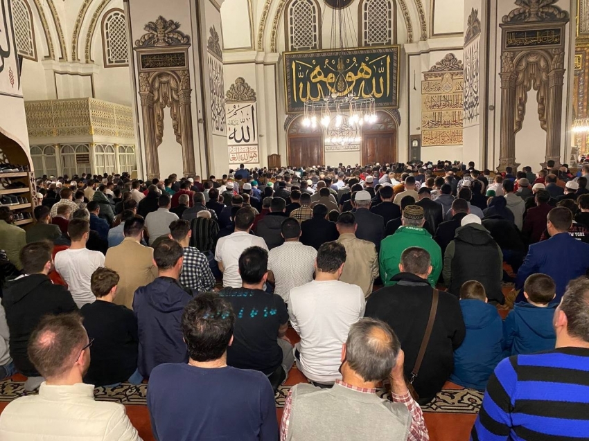 Bursa Ulu Camii'de, 2 yıl aradan sonra toplu teravih namazı kılındı