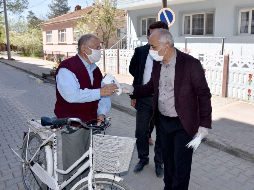 Başkan Aydın ev ev dolaşarak maske dağıttı