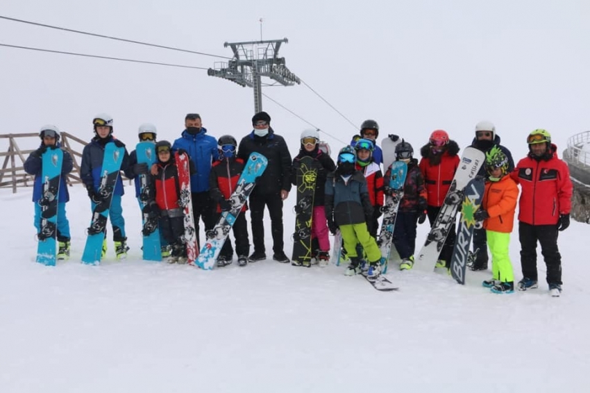 Kabakcı, kayak sporcuları ile bir araya geldi