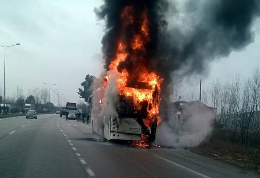 Yolcu otobüsü alev alev yandı