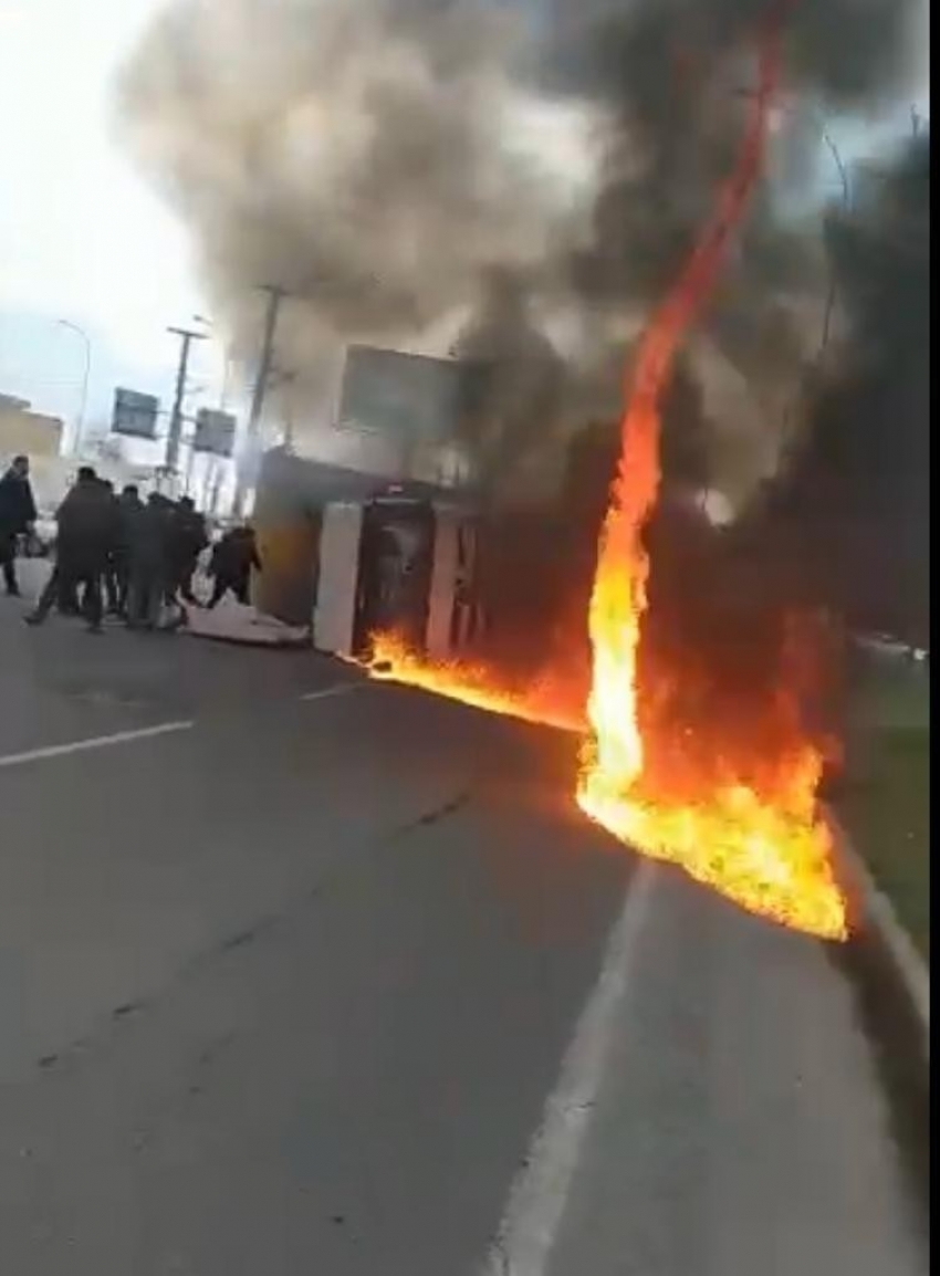 Ölümü göze alıp baba ile oğlunu yanan tırdan kurtardılar