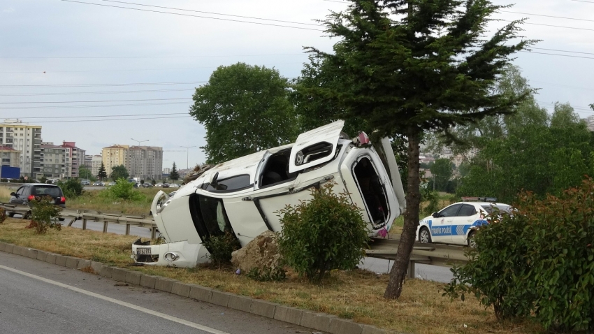 Bayram ziyaretine giderken araçları takla attı: 5 yaralı