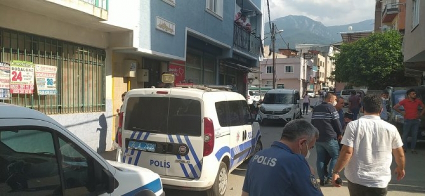  Bursa'da polis araçlarına çatıdan taş yağdırdı