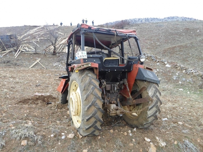 Traktör uçuruma yuvarlandı: 3 yaralı