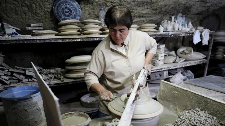 Baba mesleği seramikçiliği sürdüren kadın girişimci, çini ustaları için üretim yapıyor