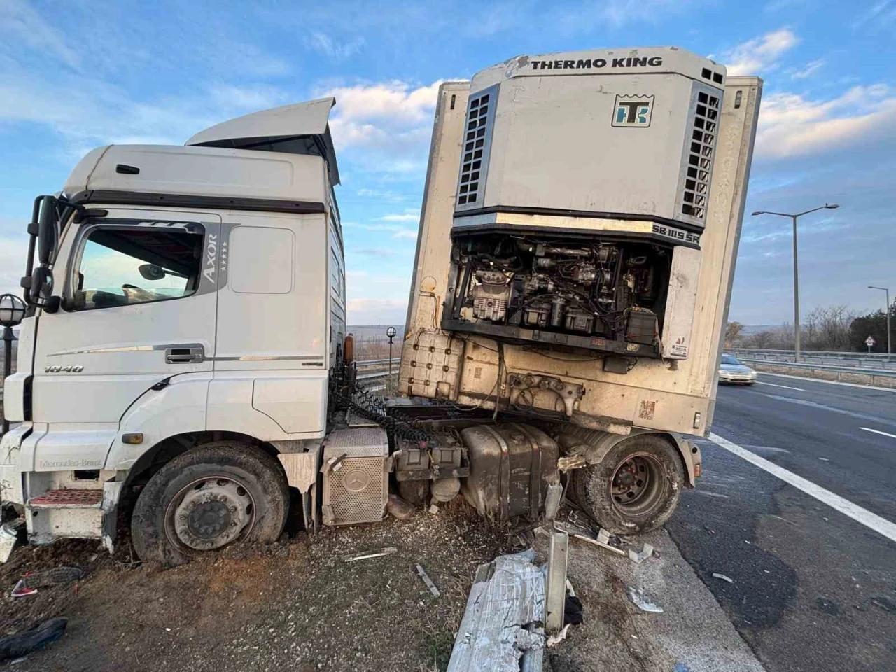 Babaeski’de direksiyonda kalp krizi geçiren tır şoförü öldü
