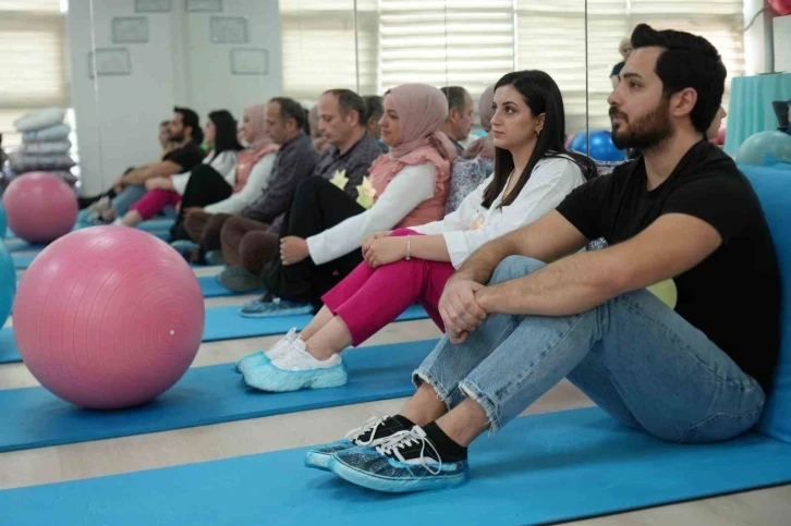 Babalar bu okulda eşleriyle doğuma hazırlanıyor
