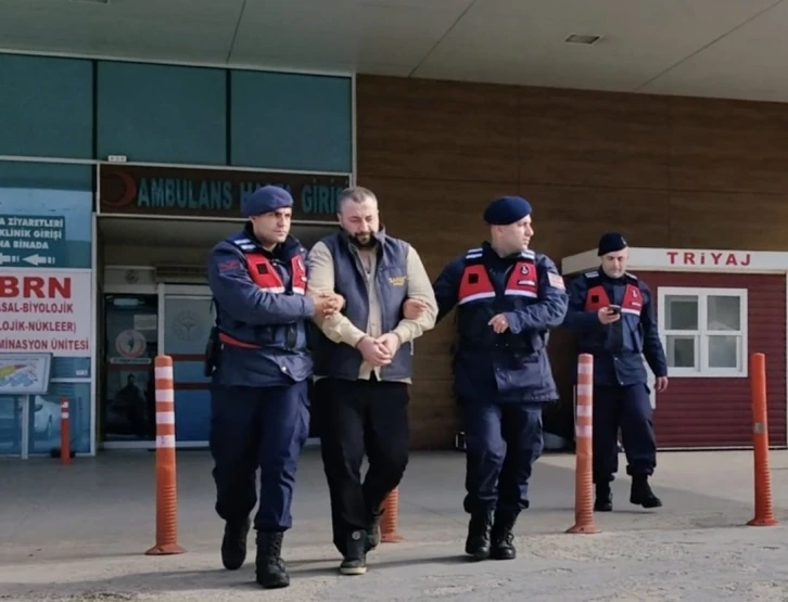 Babasını ve ablasını taşla yaralayıp sağlık ekiplerini de rehin alan şahıs tutuklandı