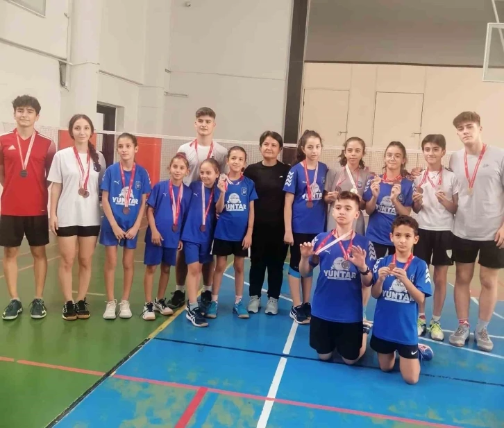 Badminton İl Birinciliği’nde Yunusemre madalyaları topladı
