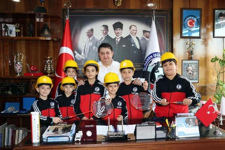 Badminton sporcuları GMİS’i ziyaret etti
