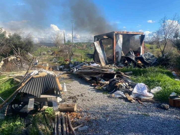 Bağ evi olarak kullanılan konteyner yangında küle döndü
