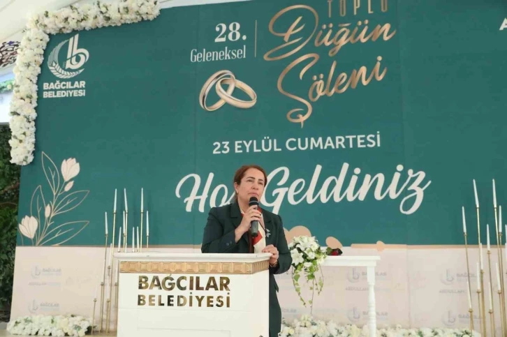 Bağcılar’da 15 çift toplu düğün şöleniyle dünyaevine girdi
