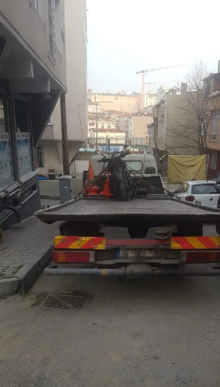 Bağcılar’da çaldıkları motosikletle cep telefonunu gasp ettiler
