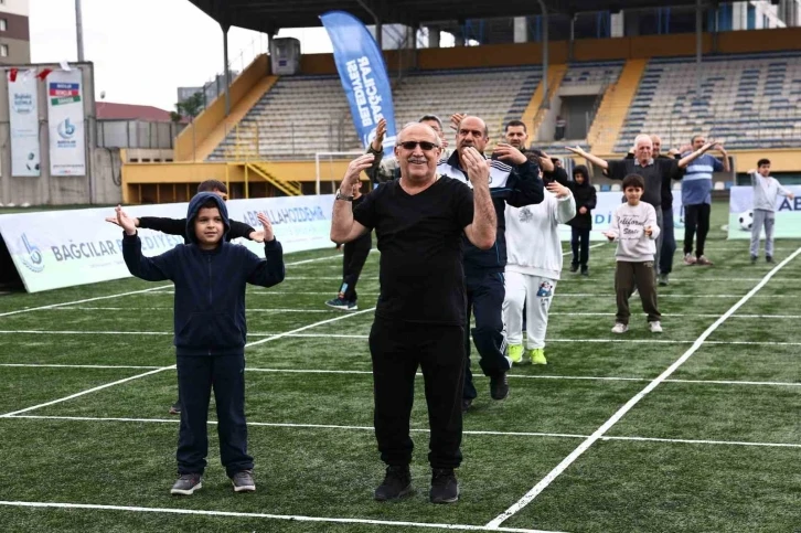 Bağcılar’da yaşlılar ve ilkokul öğrencileri birlikte spor yaptı
