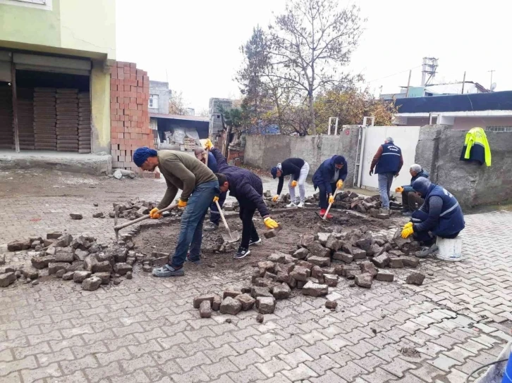 Bağlar’da kaldırım yenileme çalışmaları sürüyor