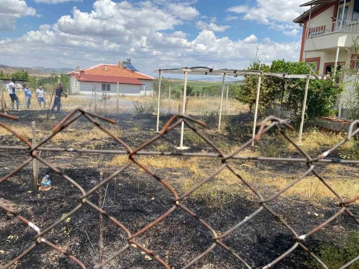 Bahçede çıkan yangın evlere sıçramadan söndürüldü
