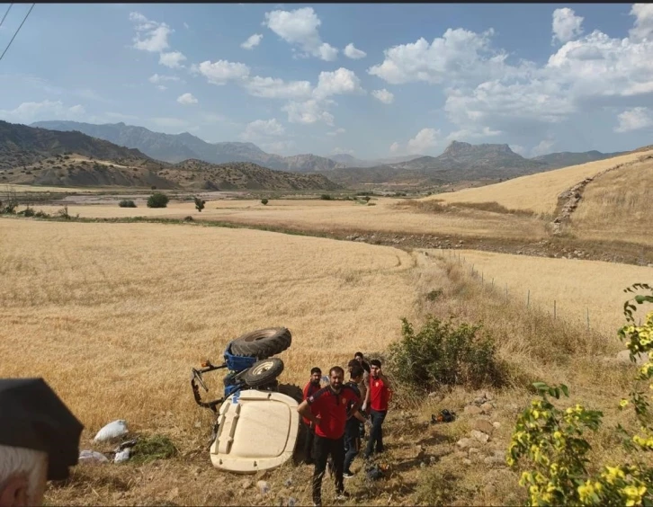 Bahçeden dönen çift devrilen traktörün altında kaldı: 1 ölü, 1 yaralı
