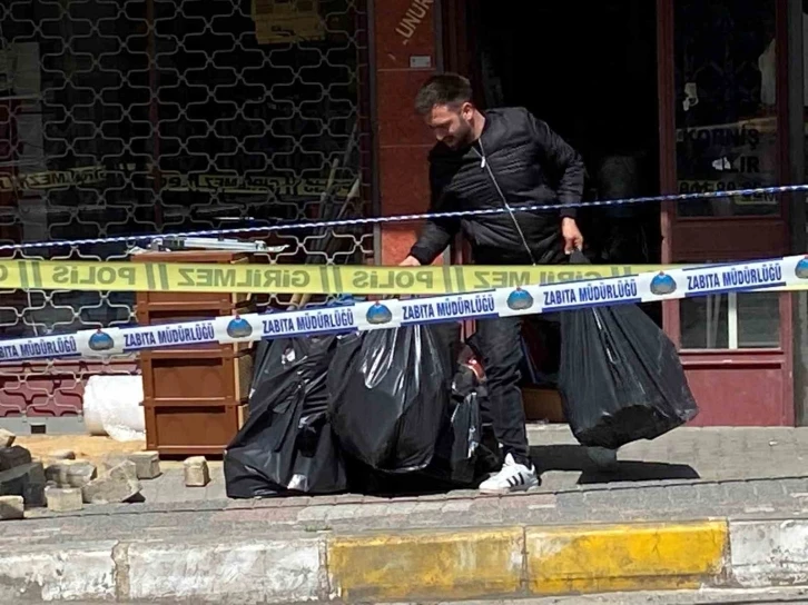 Bahçelievler’de kolonları çatlayan binada oturanlar eşyalarını aldı
