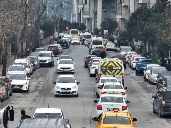 Bahçelievler’de trafik çilesi: 200 metre mesafe 25 dakikada gidiliyor
