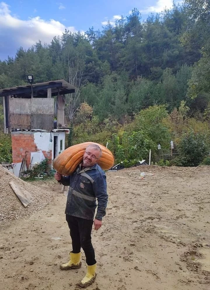 Bahçesinde yetişen kabağı görünce şaşkınlığını gizleyemedi
