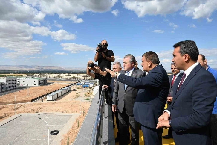 Bakan Bak: "Çok modern ve kayısı için önemli bir merkez"
