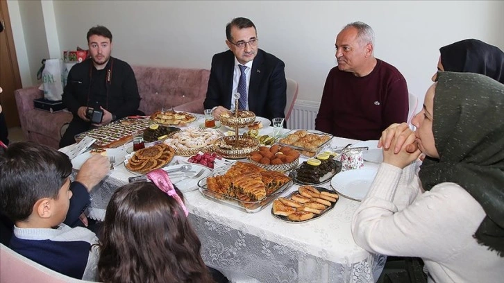 Bakan Dönmez, doğal gaz hizmeti götürülen Ceylanpınar'da konuk olduğu aileyle çay içti