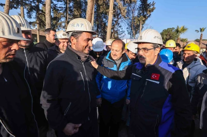 Bakan Dönmez, Kırıkhan’da arama kurtarma faaliyetlerine destek veren madencileri ziyaret etti