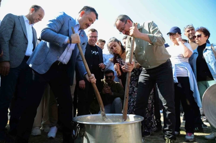 Bakan Kasapoğlu, Seferihisar’da Millet Bahçesi yapılacak alanda incelemelerde bulundu
