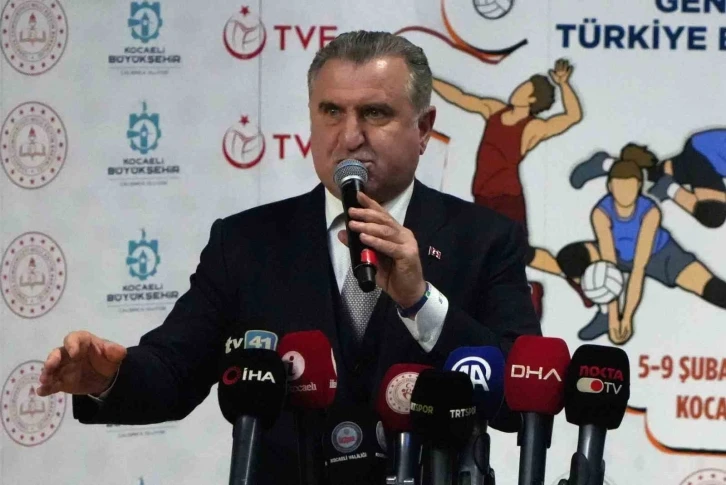 Bakan Osman Aşkın Bak: "Voleybolda zirveye yürüyen Türkiye var"
