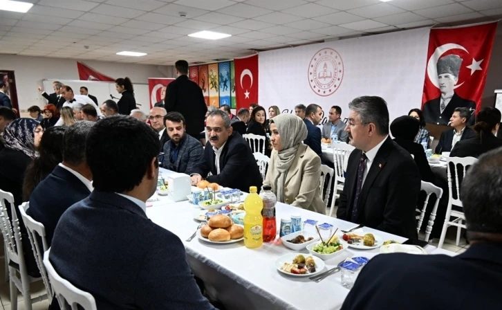 Bakan Özer: "En büyük zenginliğimiz öğretmenlerimiz"
