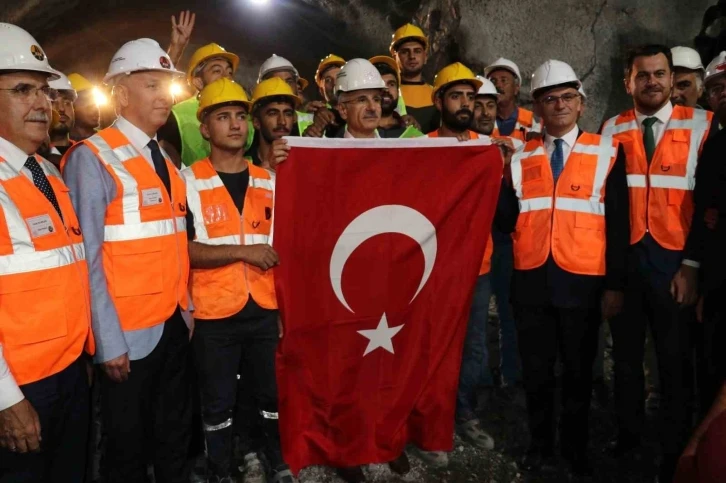 Bakan Uraloğlu: "Dünyanın gıptayla baktığı projeleri başarıyla tamamladık ve hayata geçirdik"
