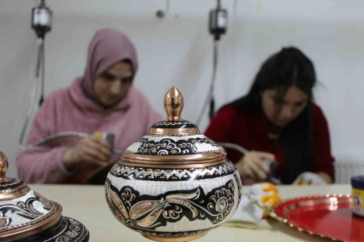 Bakır, kadınların elinde sanata dönüşüyor
