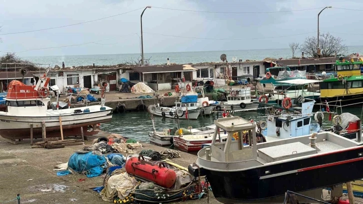 Balıkçı tekneleri deniz suyunun soğumasını bekliyor
