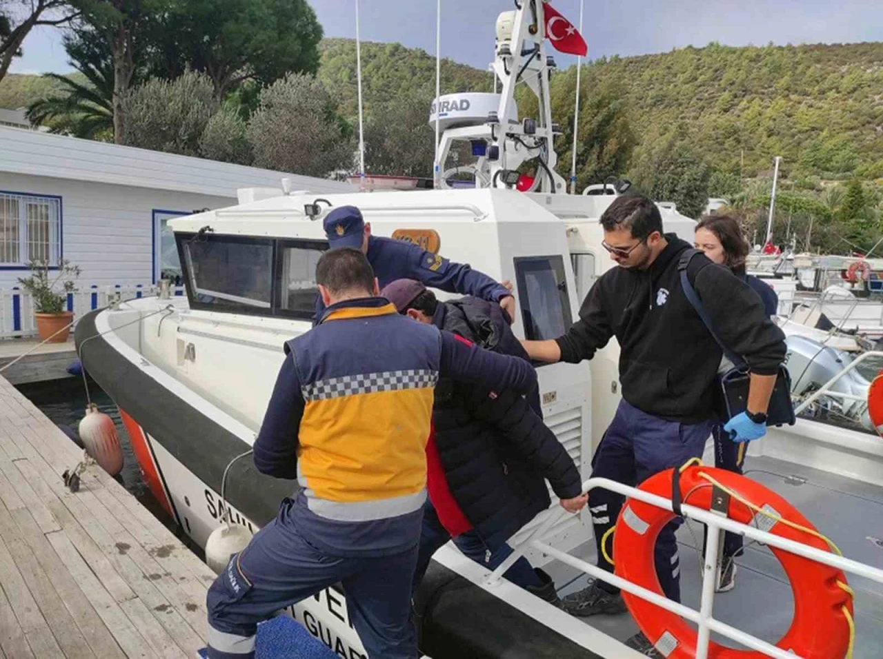 Balıkçı teknesinde rahatsızlanan vatandaşa tıbbi tahliye