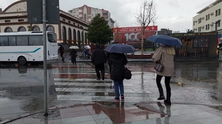 Balıkesir güne yağmur ile uyandı
