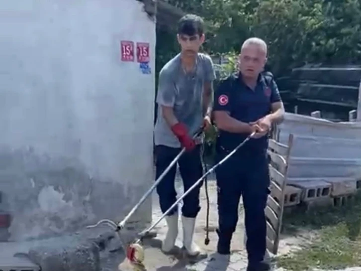 Balıkesir Manyas’ta eve giren yılan itfaiyeciler tarafından çıkarıldı
