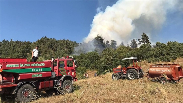 Balıkesir Sındırgı'da çıkan orman yangınına müdahale ediliyor