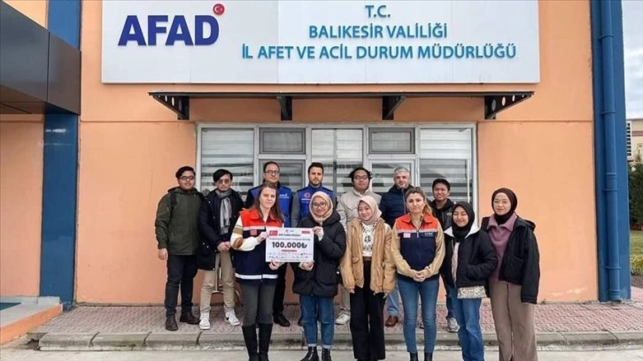 Balıkesir'deki Endonezyalı üniversiteliler depremzedelere yardım kampanyasına katıldı