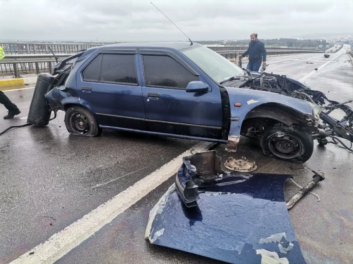 Bandırma’da trafik kazasında aracın motoru 25 metre uçtu
