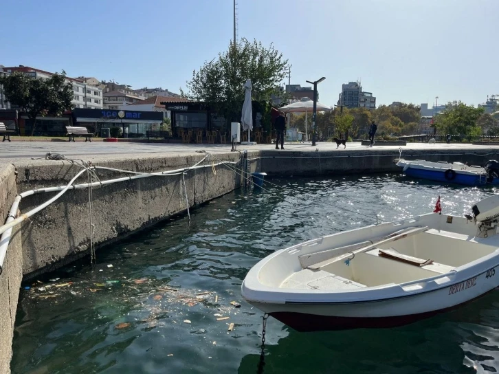 Bandırma’nın meşhur rüzgarı poyraz, yerini lodosa bırakınca limanı çöp bastı
