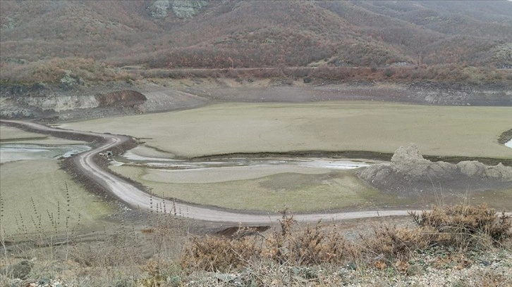 Baraj suları çekilince köylere ulaşımı kısaltan yol ortaya çıktı