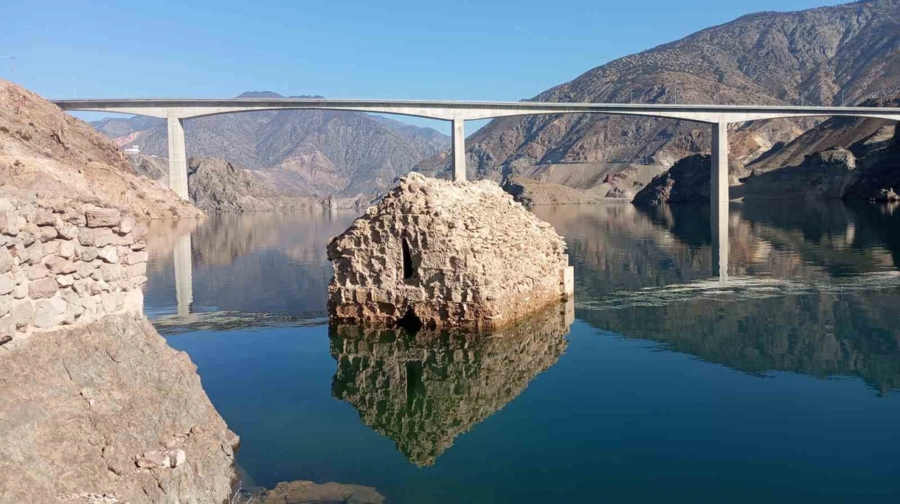 Baraj suları çekilince tarihi Tekkale Kalesi gün yüzüne çıktı
