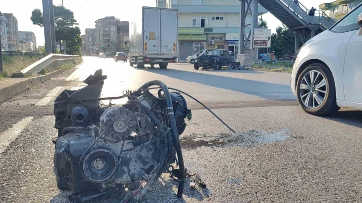 Bariyere çarpan otomobilin motoru fırladı
